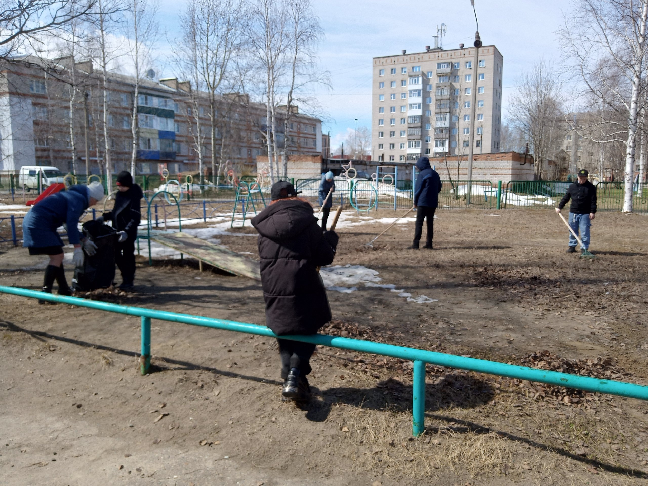Сегодня наша школа дружно вышла на субботник!.